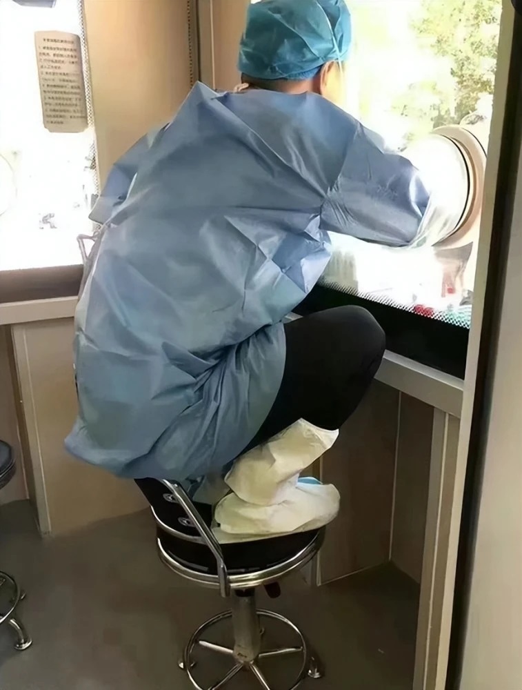 河南核酸采样屋设计遭吐槽:医护蹲椅子市民扎马步,售价近5万(图1) 河南核酸采样屋设计遭吐槽:医护蹲椅子市民扎马步,售价近5万(图1)
