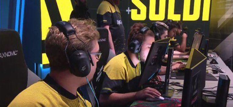 究竟有多少种“反人类”的手柄握法?休闲区蓝鸢梦想 - Www.slyday.coM 究竟有多少种“反人类”的手柄握法?休闲区蓝鸢梦想 - Www.slyday.coM