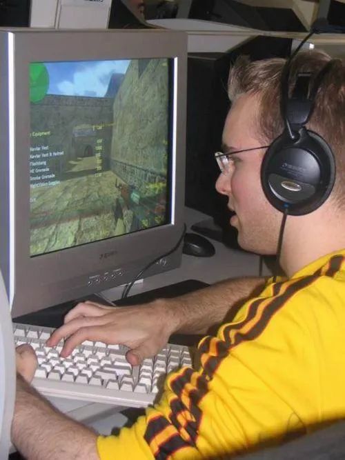 究竟有多少种“反人类”的手柄握法?休闲区蓝鸢梦想 - Www.slyday.coM 究竟有多少种“反人类”的手柄握法?休闲区蓝鸢梦想 - Www.slyday.coM