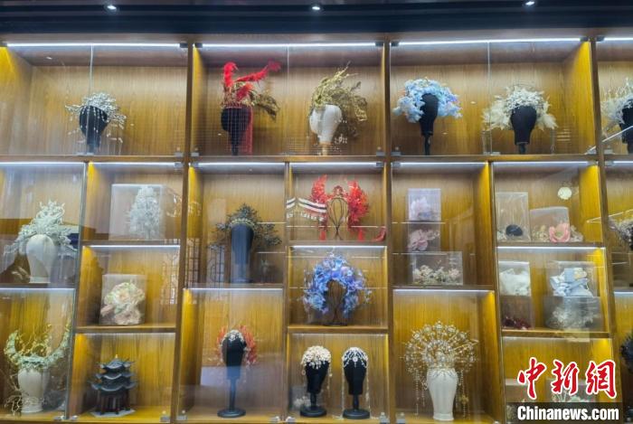 国风手艺人雁鸿:用废弃易拉罐做龙舟期待又制作出“爆款”(图2) 国风手艺人雁鸿:用废弃易拉罐做龙舟期待又制作出“爆款”(图2)