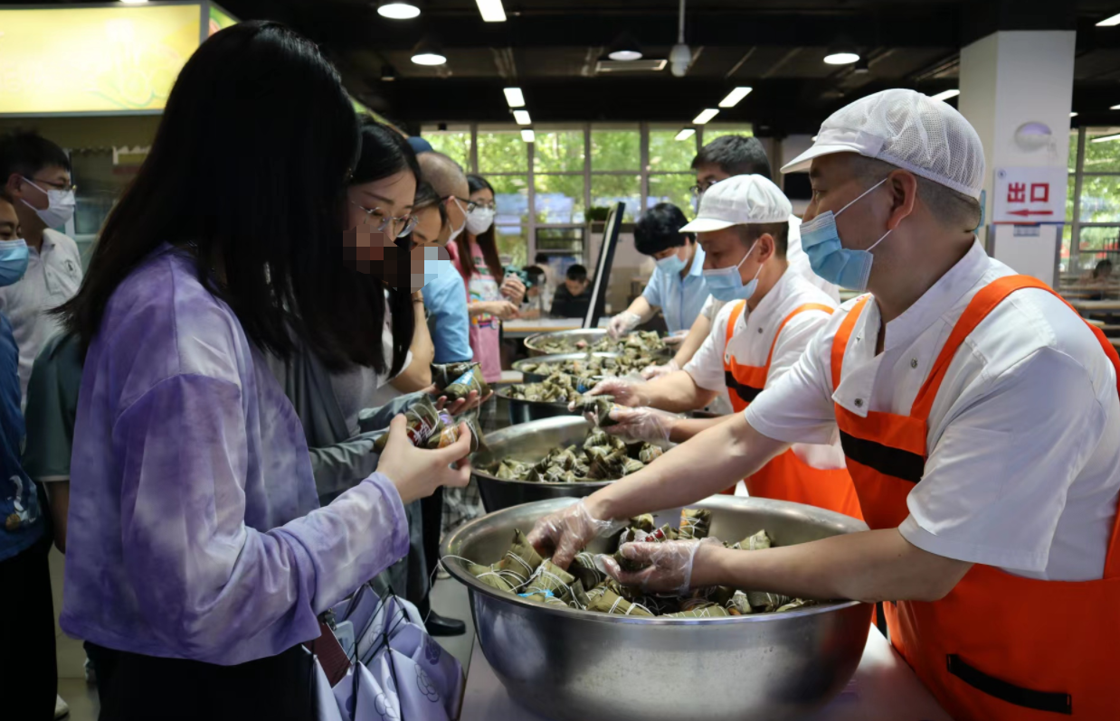 即将离校前,天津大学食堂“香甜粽子山”成学子最美好的记忆休闲区蓝鸢梦想 - Www.slyday.coM 即将离校前,天津大学食堂“香甜粽子山”成学子最美好的记忆休闲区蓝鸢梦想 - Www.slyday.coM