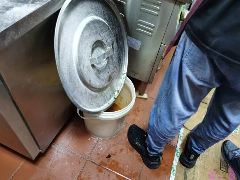 上海人微信群流传:餐饮复工后厨房脏得不能看?都是积压库存?(图5) 上海人微信群流传:餐饮复工后厨房脏得不能看?都是积压库存?(图5)