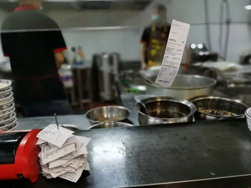 上海人微信群流传:餐饮复工后厨房脏得不能看?都是积压库存?(图7) 上海人微信群流传:餐饮复工后厨房脏得不能看?都是积压库存?(图7)