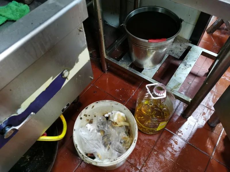 上海人微信群流传:餐饮复工后厨房脏得不能看?都是积压库存?(图3) 上海人微信群流传:餐饮复工后厨房脏得不能看?都是积压库存?(图3)