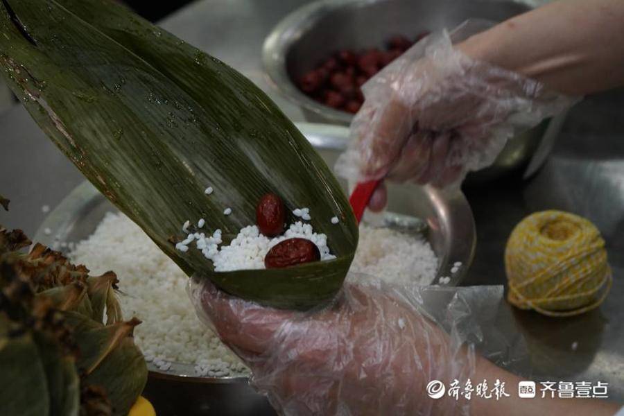 太暖了!鲁东大学给全体在校学生免费发放粽子和鸡蛋休闲区蓝鸢梦想 - Www.slyday.coM 太暖了!鲁东大学给全体在校学生免费发放粽子和鸡蛋休闲区蓝鸢梦想 - Www.slyday.coM