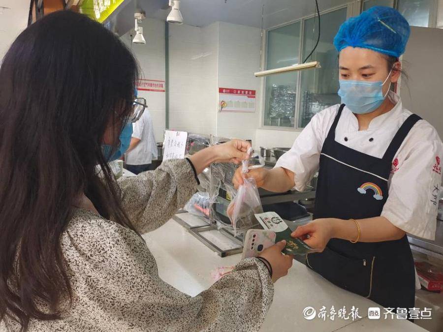 太暖了!鲁东大学给全体在校学生免费发放粽子和鸡蛋休闲区蓝鸢梦想 - Www.slyday.coM 太暖了!鲁东大学给全体在校学生免费发放粽子和鸡蛋休闲区蓝鸢梦想 - Www.slyday.coM