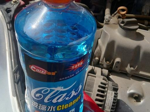 更换汽车玻璃水要注意什么？老司机：有些东西不注意就要修车了！