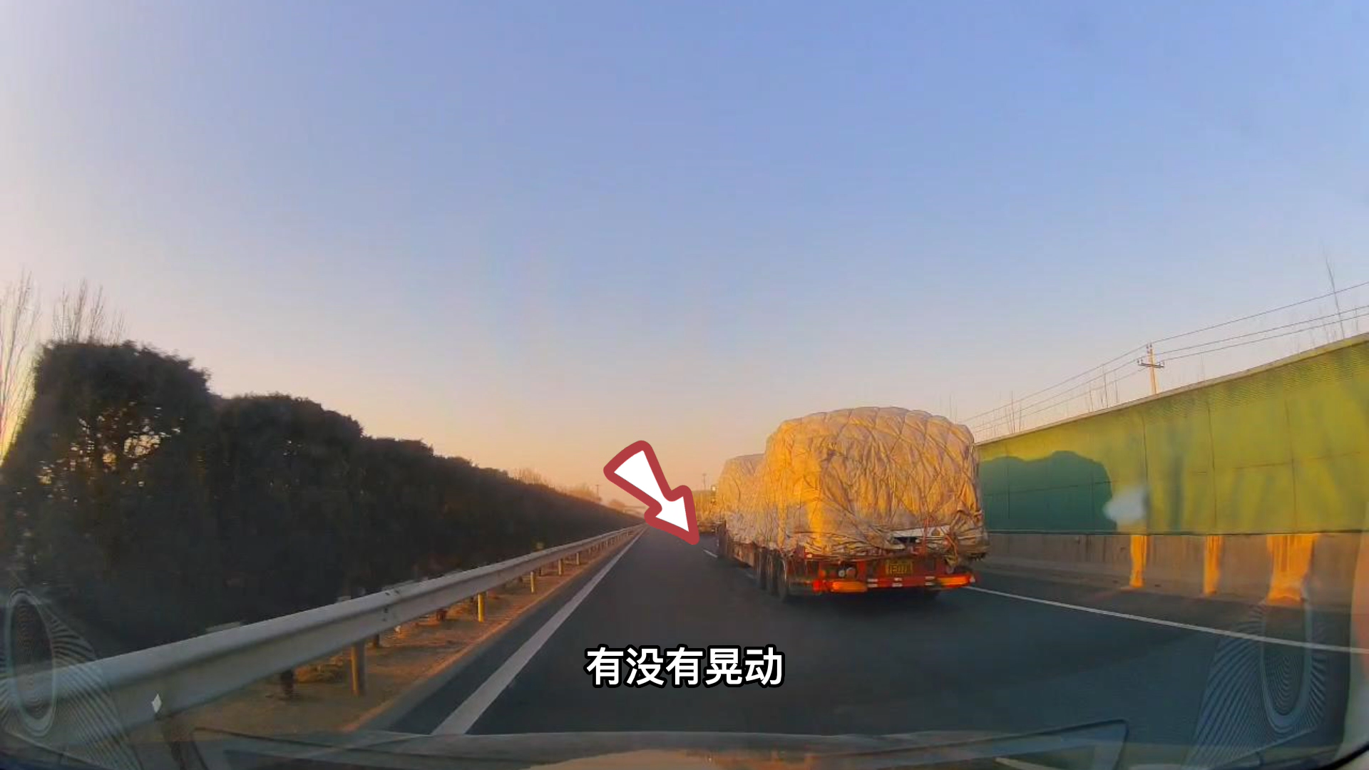 高速超越大货车,只会深踩油门就错了,老司机为你总结了一个口诀休闲区蓝鸢梦想 - Www.slyday.coM 高速超越大货车,只会深踩油门就错了,老司机为你总结了一个口诀休闲区蓝鸢梦想 - Www.slyday.coM