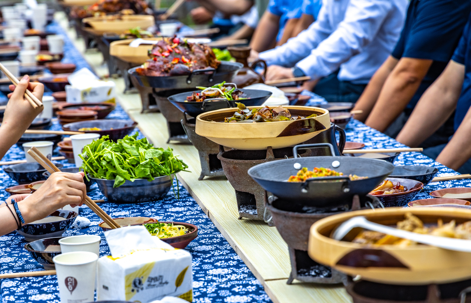 云南普洱体验特色“茶菜宴” 感受“舌尖上的美味”