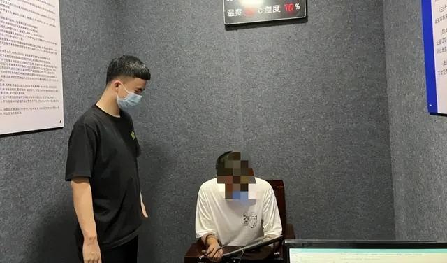 单身女子深夜总被人敲门?民警一查,可疑男子竟是前男友休闲区蓝鸢梦想 - Www.slyday.coM 单身女子深夜总被人敲门?民警一查,可疑男子竟是前男友休闲区蓝鸢梦想 - Www.slyday.coM