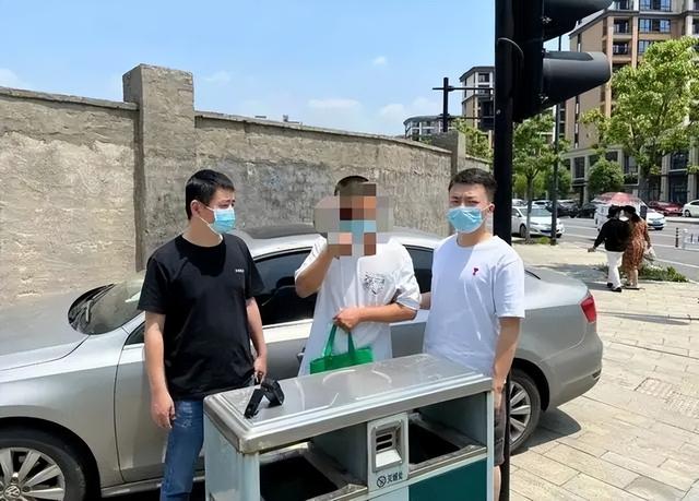 单身女子深夜总被人敲门?民警一查,可疑男子竟是前男友休闲区蓝鸢梦想 - Www.slyday.coM 单身女子深夜总被人敲门?民警一查,可疑男子竟是前男友休闲区蓝鸢梦想 - Www.slyday.coM