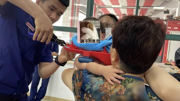 满脸的无奈,杭州一个2岁男孩被抱进了消防站,脖子上竟然套着……休闲区蓝鸢梦想 - Www.slyday.coM 满脸的无奈,杭州一个2岁男孩被抱进了消防站,脖子上竟然套着……休闲区蓝鸢梦想 - Www.slyday.coM
