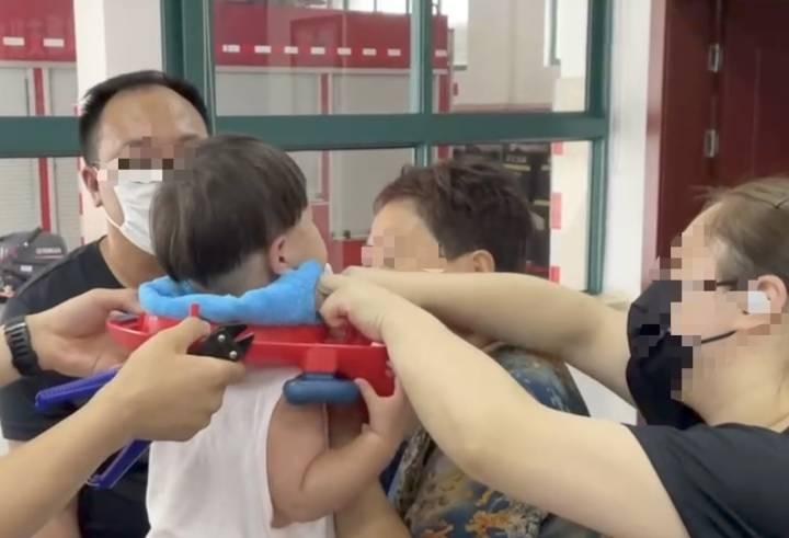 满脸的无奈,杭州一个2岁男孩被抱进了消防站,脖子上竟然套着……休闲区蓝鸢梦想 - Www.slyday.coM 满脸的无奈,杭州一个2岁男孩被抱进了消防站,脖子上竟然套着……休闲区蓝鸢梦想 - Www.slyday.coM