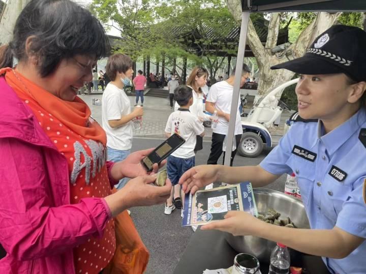 这个端午节,反诈也很“粽”要,去西湖边还能收获一个“反诈香囊”休闲区蓝鸢梦想 - Www.slyday.coM 这个端午节,反诈也很“粽”要,去西湖边还能收获一个“反诈香囊”休闲区蓝鸢梦想 - Www.slyday.coM