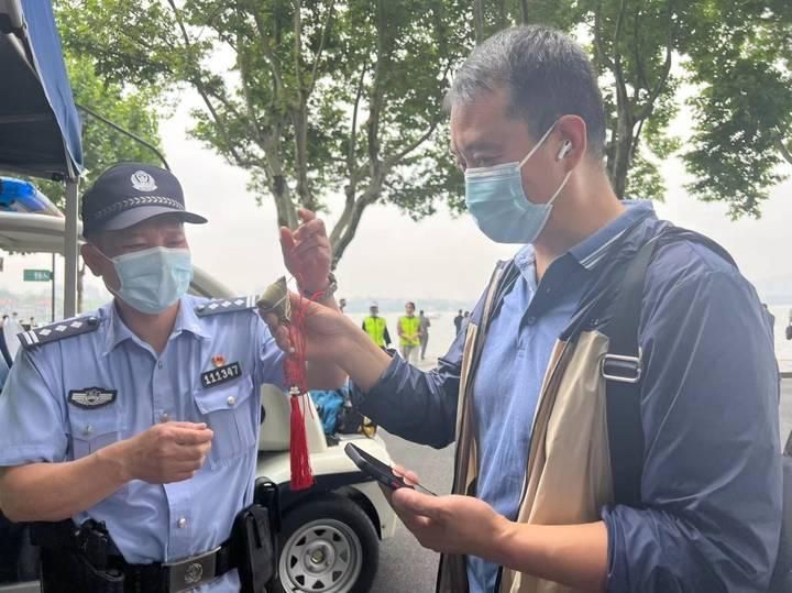 这个端午节,反诈也很“粽”要,去西湖边还能收获一个“反诈香囊”休闲区蓝鸢梦想 - Www.slyday.coM 这个端午节,反诈也很“粽”要,去西湖边还能收获一个“反诈香囊”休闲区蓝鸢梦想 - Www.slyday.coM