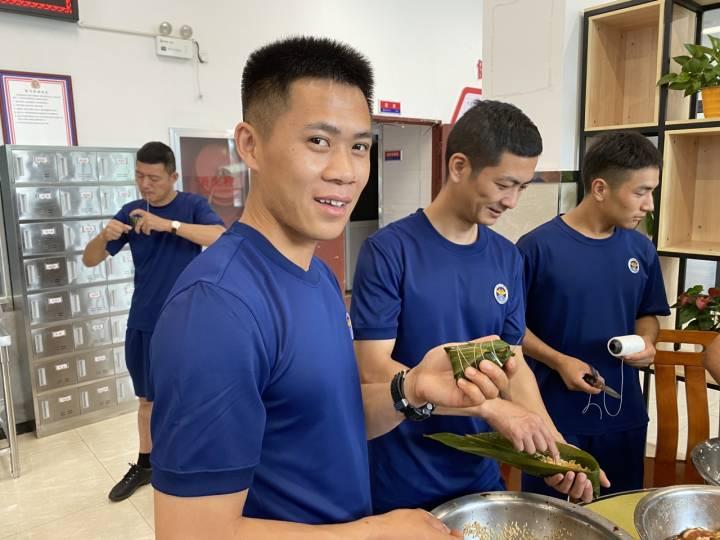 “我来看看孩子们!”端午节,杭州“枇杷奶奶”说的这句话太好哭了休闲区蓝鸢梦想 - Www.slyday.coM “我来看看孩子们!”端午节,杭州“枇杷奶奶”说的这句话太好哭了休闲区蓝鸢梦想 - Www.slyday.coM