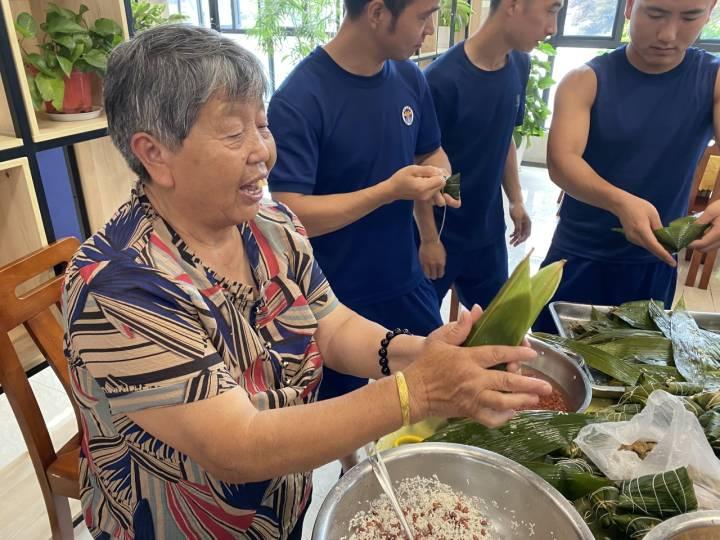 “我来看看孩子们!”端午节,杭州“枇杷奶奶”说的这句话太好哭了休闲区蓝鸢梦想 - Www.slyday.coM “我来看看孩子们!”端午节,杭州“枇杷奶奶”说的这句话太好哭了休闲区蓝鸢梦想 - Www.slyday.coM