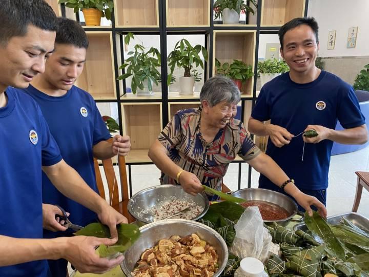 “我来看看孩子们!”端午节,杭州“枇杷奶奶”说的这句话太好哭了休闲区蓝鸢梦想 - Www.slyday.coM “我来看看孩子们!”端午节,杭州“枇杷奶奶”说的这句话太好哭了休闲区蓝鸢梦想 - Www.slyday.coM
