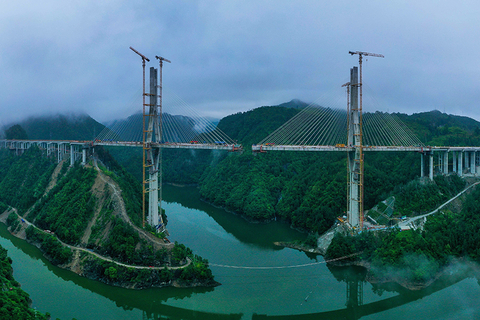 2022年5月28日，浙江温州，景文高速高岭头水库特大桥。该桥是目前浙江省在建最高的混凝土斜拉桥。图：视觉中国