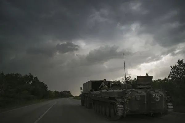▲3日，一辆装甲车在乌克兰东部地区顿巴斯的苏勒答尔市附近的一条公路上行进。（法新社）