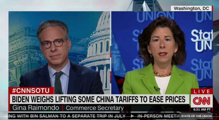 右为美国商务部长吉娜·雷蒙多（Gina Raimondo），CNN视频采访截图