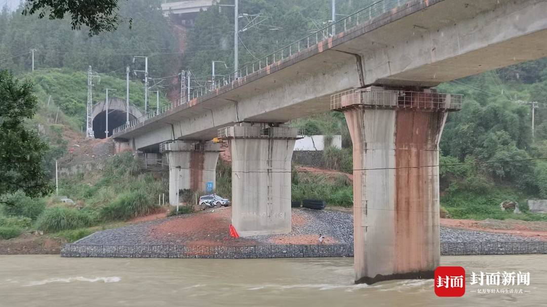 连接D2809车头的8号车厢:乘客瞬间被甩在过道上 敲碎了车窗玻璃却像布一样取不掉休闲区蓝鸢梦想 - Www.slyday.coM 连接D2809车头的8号车厢:乘客瞬间被甩在过道上 敲碎了车窗玻璃却像布一样取不掉休闲区蓝鸢梦想 - Www.slyday.coM