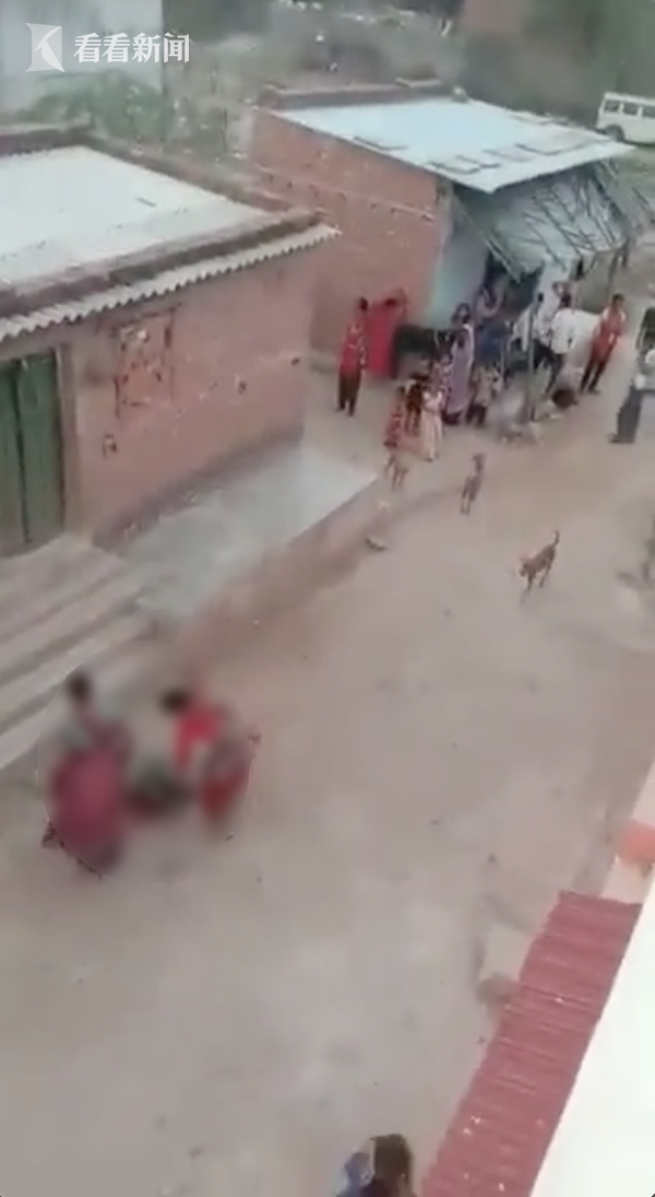 印度女子连生两个女孩 被婆家当街打骂无人阻拦休闲区蓝鸢梦想 - Www.slyday.coM 印度女子连生两个女孩 被婆家当街打骂无人阻拦休闲区蓝鸢梦想 - Www.slyday.coM