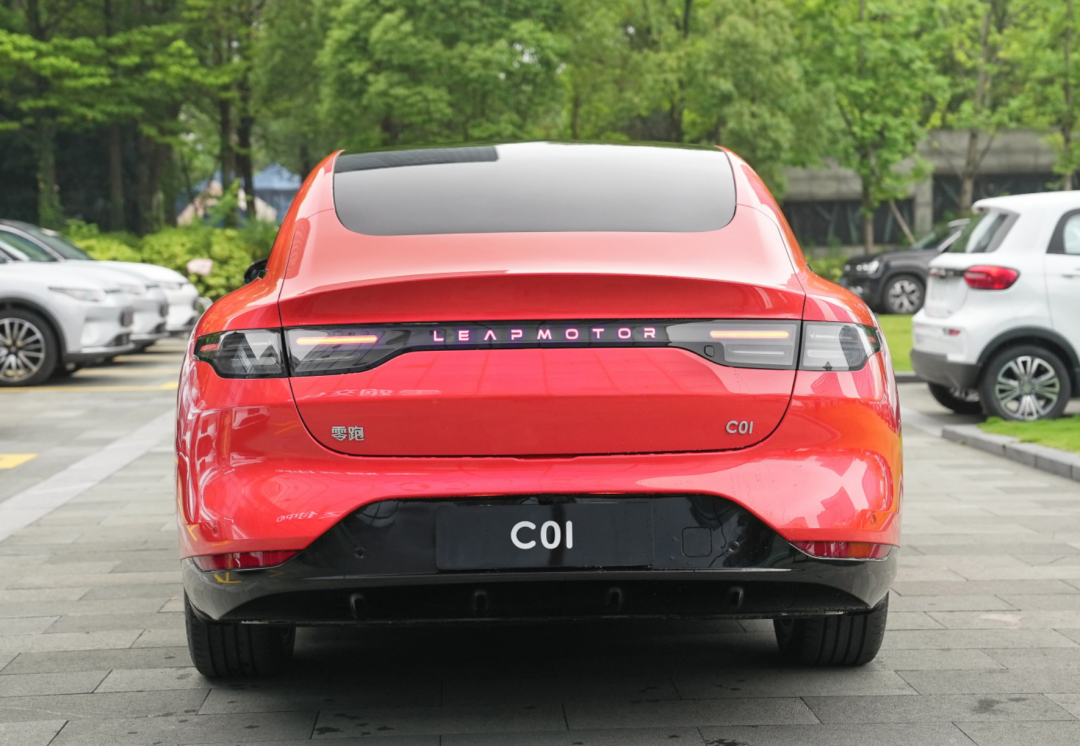 18万起售的零跑C01,能赢销量顶流比亚迪汉EV?