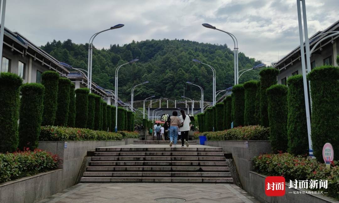 D2809乘客赶来追悼会 点燃一炷香送别司机杨勇休闲区蓝鸢梦想 - Www.slyday.coM D2809乘客赶来追悼会 点燃一炷香送别司机杨勇休闲区蓝鸢梦想 - Www.slyday.coM