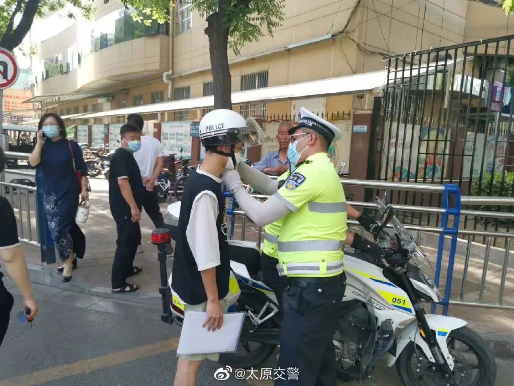 太原高考首日!直击现场!妈妈们穿旗袍为孩子们加油休闲区蓝鸢梦想 - Www.slyday.coM 太原高考首日!直击现场!妈妈们穿旗袍为孩子们加油休闲区蓝鸢梦想 - Www.slyday.coM