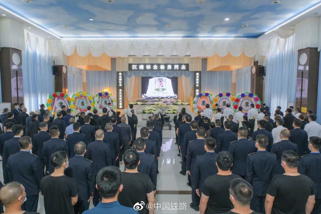 D2809殉职司机杨勇遗体告别仪式举行,儿子跪地喊“爸爸走好”【930新闻眼】休闲区蓝鸢梦想 - Www.slyday.coM D2809殉职司机杨勇遗体告别仪式举行,儿子跪地喊“爸爸走好”【930新闻眼】休闲区蓝鸢梦想 - Www.slyday.coM