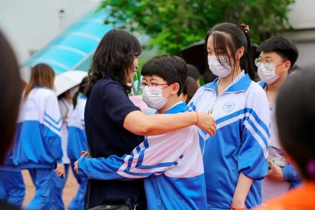 疫情防控不放松!口罩蓝成高考时代的特殊记忆休闲区蓝鸢梦想 - Www.slyday.coM 疫情防控不放松!口罩蓝成高考时代的特殊记忆休闲区蓝鸢梦想 - Www.slyday.coM