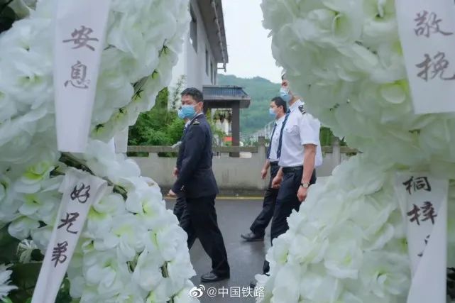 杨勇遗体告别仪式举行,儿子跪地喊“爸爸走好”休闲区蓝鸢梦想 - Www.slyday.coM 杨勇遗体告别仪式举行,儿子跪地喊“爸爸走好”休闲区蓝鸢梦想 - Www.slyday.coM