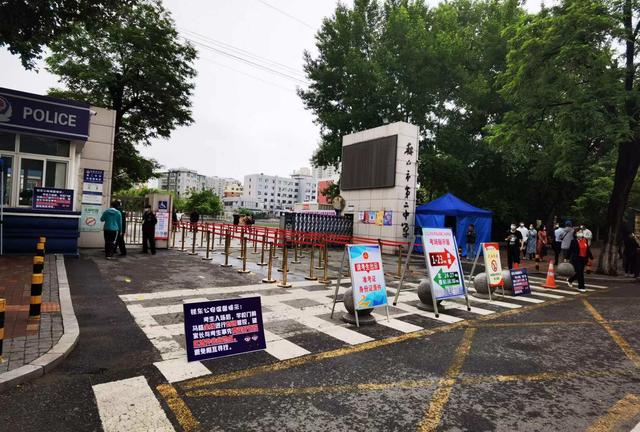 疫情防控不放松!口罩蓝成高考时代的特殊记忆休闲区蓝鸢梦想 - Www.slyday.coM 疫情防控不放松!口罩蓝成高考时代的特殊记忆休闲区蓝鸢梦想 - Www.slyday.coM