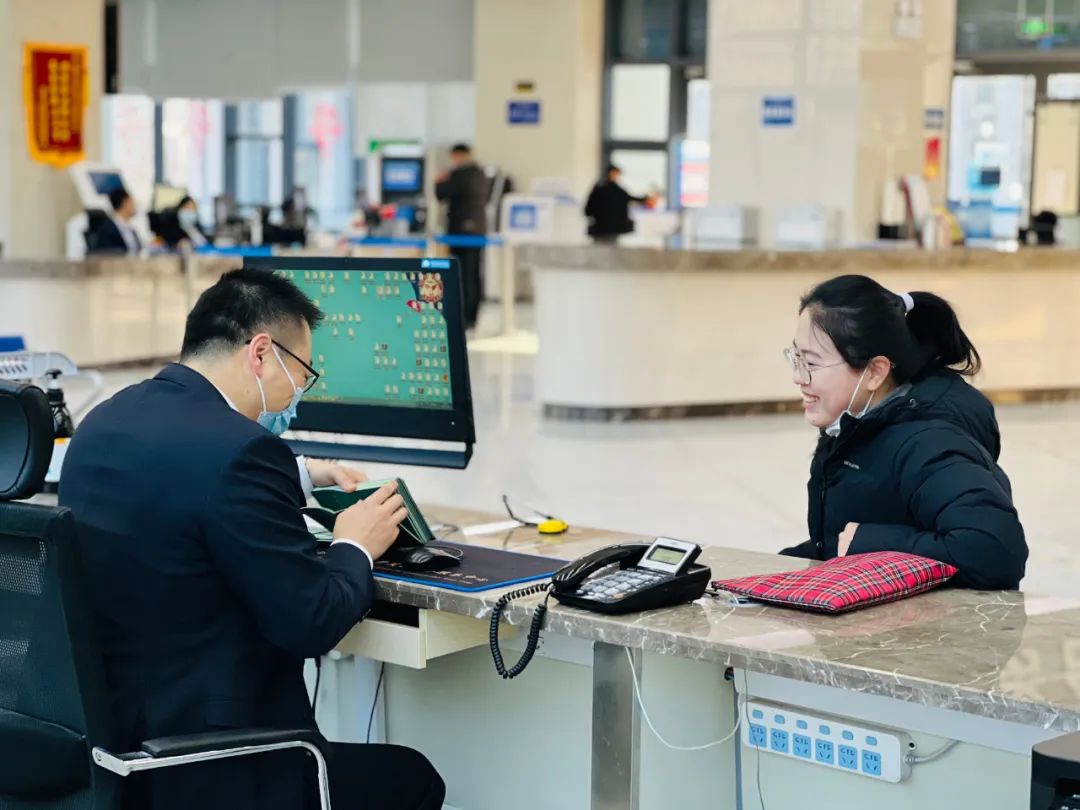 【优化营商环境】威海临港区综合受理窗口用精致服务 换来群众“最美微笑”休闲区蓝鸢梦想 - Www.slyday.coM 【优化营商环境】威海临港区综合受理窗口用精致服务 换来群众“最美微笑”休闲区蓝鸢梦想 - Www.slyday.coM