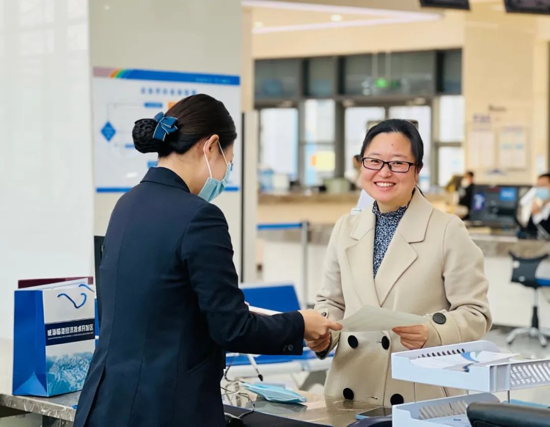 【优化营商环境】威海临港区综合受理窗口用精致服务 换来群众“最美微笑”休闲区蓝鸢梦想 - Www.slyday.coM 【优化营商环境】威海临港区综合受理窗口用精致服务 换来群众“最美微笑”休闲区蓝鸢梦想 - Www.slyday.coM