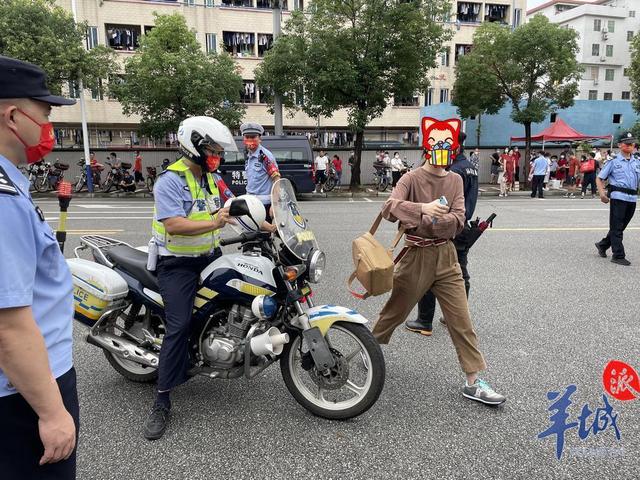 快速办证、铁骑送考……赶考路上,警察叔叔为同学们护航休闲区蓝鸢梦想 - Www.slyday.coM 快速办证、铁骑送考……赶考路上,警察叔叔为同学们护航休闲区蓝鸢梦想 - Www.slyday.coM