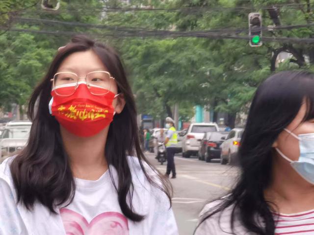 疫情防控不放松!口罩蓝成高考时代的特殊记忆休闲区蓝鸢梦想 - Www.slyday.coM 疫情防控不放松!口罩蓝成高考时代的特殊记忆休闲区蓝鸢梦想 - Www.slyday.coM
