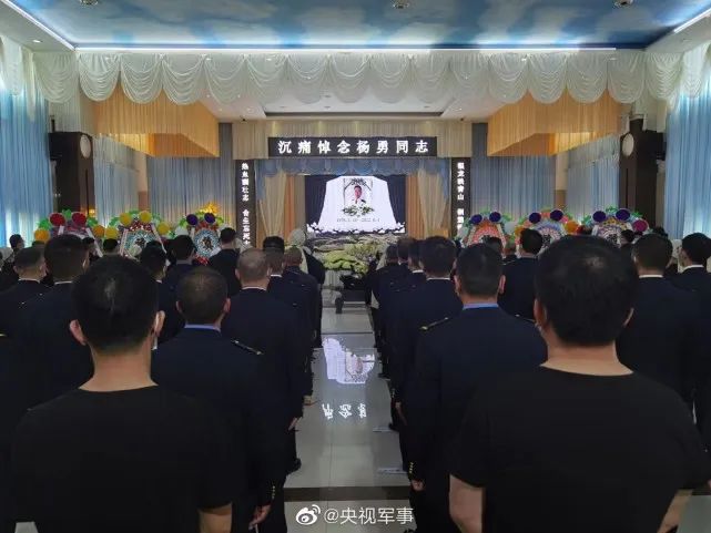 杨勇遗体告别仪式举行,儿子跪地喊“爸爸走好”休闲区蓝鸢梦想 - Www.slyday.coM 杨勇遗体告别仪式举行,儿子跪地喊“爸爸走好”休闲区蓝鸢梦想 - Www.slyday.coM