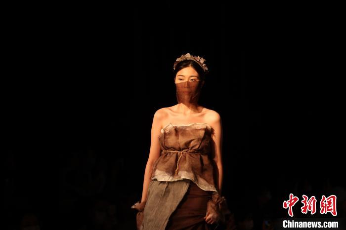 武汉一高校举办时装秀 展示学生毕业设计作品休闲区蓝鸢梦想 - Www.slyday.coM 武汉一高校举办时装秀 展示学生毕业设计作品休闲区蓝鸢梦想 - Www.slyday.coM