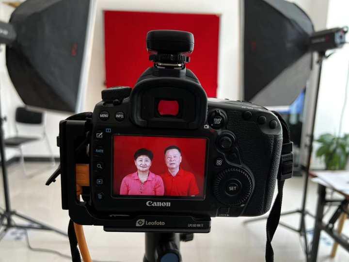 现场好甜!杭州这家小店要红,聋人摄影师接到新业务:为“老新人”拍结婚照休闲区蓝鸢梦想 - Www.slyday.coM 现场好甜!杭州这家小店要红,聋人摄影师接到新业务:为“老新人”拍结婚照休闲区蓝鸢梦想 - Www.slyday.coM