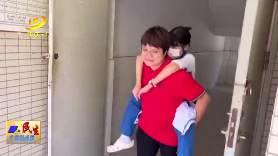 感动时刻再现:一中老师背受伤学生上考场休闲区蓝鸢梦想 - Www.slyday.coM 感动时刻再现:一中老师背受伤学生上考场休闲区蓝鸢梦想 - Www.slyday.coM