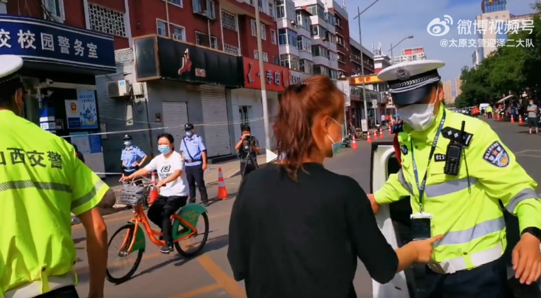 太原高考首日!直击现场!妈妈们穿旗袍为孩子们加油休闲区蓝鸢梦想 - Www.slyday.coM 太原高考首日!直击现场!妈妈们穿旗袍为孩子们加油休闲区蓝鸢梦想 - Www.slyday.coM