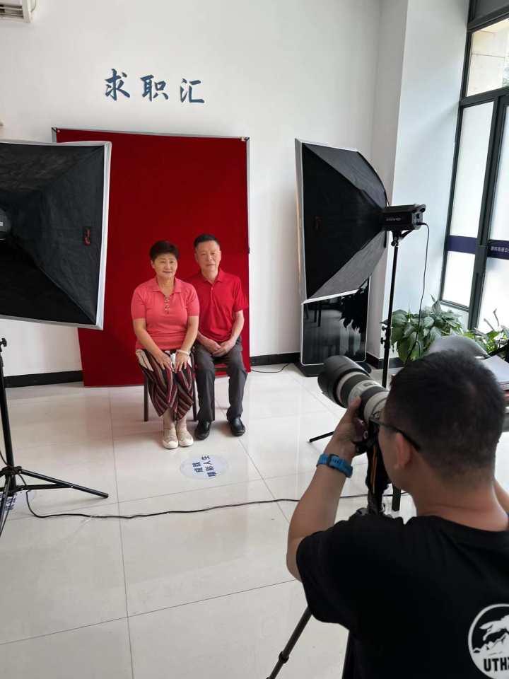 现场好甜!杭州这家小店要红,聋人摄影师接到新业务:为“老新人”拍结婚照休闲区蓝鸢梦想 - Www.slyday.coM 现场好甜!杭州这家小店要红,聋人摄影师接到新业务:为“老新人”拍结婚照休闲区蓝鸢梦想 - Www.slyday.coM