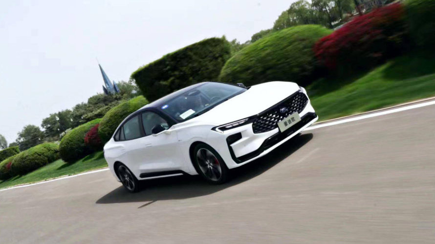 20万预算买车，新蒙迪欧对比凯美瑞谁值