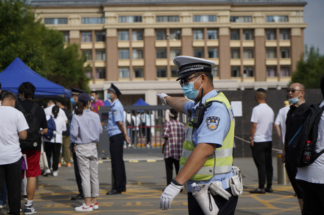 高考第二天直击:考生进场,家长晕了!休闲区蓝鸢梦想 - Www.slyday.coM 高考第二天直击:考生进场,家长晕了!休闲区蓝鸢梦想 - Www.slyday.coM