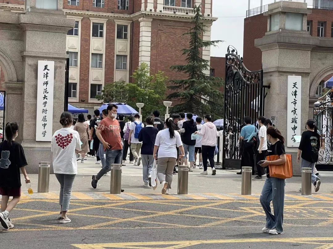 高考第二天直击:考生进场,家长晕了!休闲区蓝鸢梦想 - Www.slyday.coM 高考第二天直击:考生进场,家长晕了!休闲区蓝鸢梦想 - Www.slyday.coM