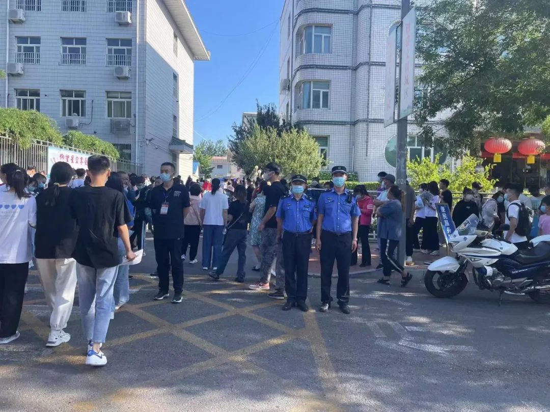 高考第二天直击:考生进场,家长晕了!休闲区蓝鸢梦想 - Www.slyday.coM 高考第二天直击:考生进场,家长晕了!休闲区蓝鸢梦想 - Www.slyday.coM