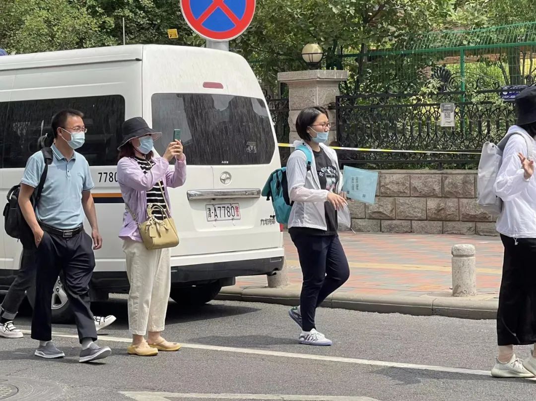 高考第二天直击:考生进场,家长晕了!休闲区蓝鸢梦想 - Www.slyday.coM 高考第二天直击:考生进场,家长晕了!休闲区蓝鸢梦想 - Www.slyday.coM