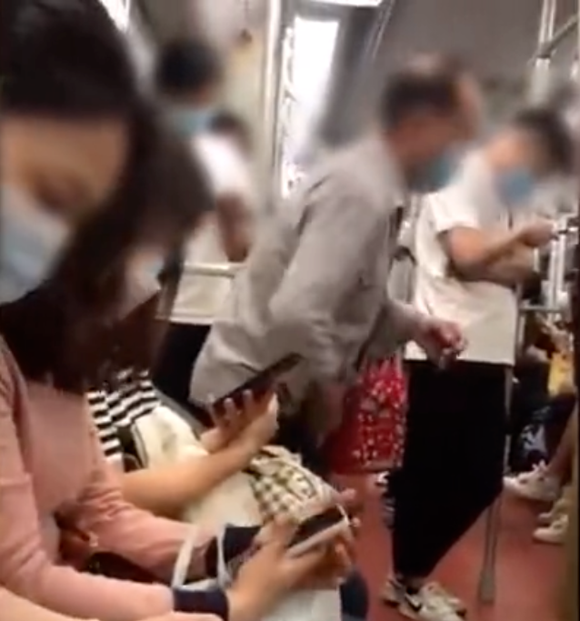 “不要碰我”!上海一老人要求女子让爱心座,遭拒后当场拉拽,地铁官方回应→休闲区蓝鸢梦想 - Www.slyday.coM “不要碰我”!上海一老人要求女子让爱心座,遭拒后当场拉拽,地铁官方回应→休闲区蓝鸢梦想 - Www.slyday.coM